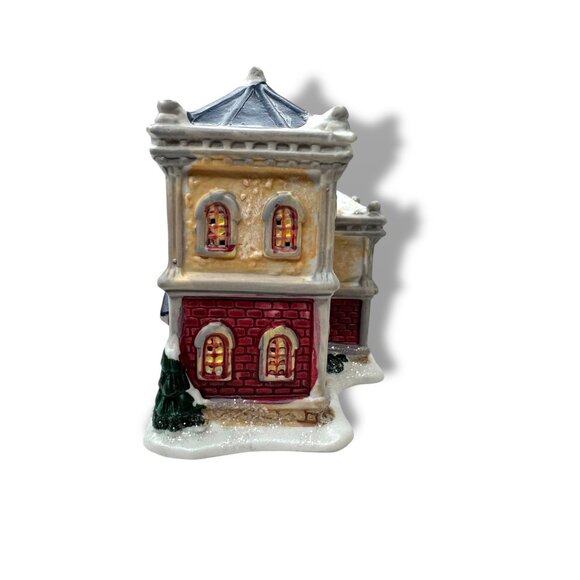 Wellington Square Fire Station Christmas Winter Village 2004 - Picture 2 of 6